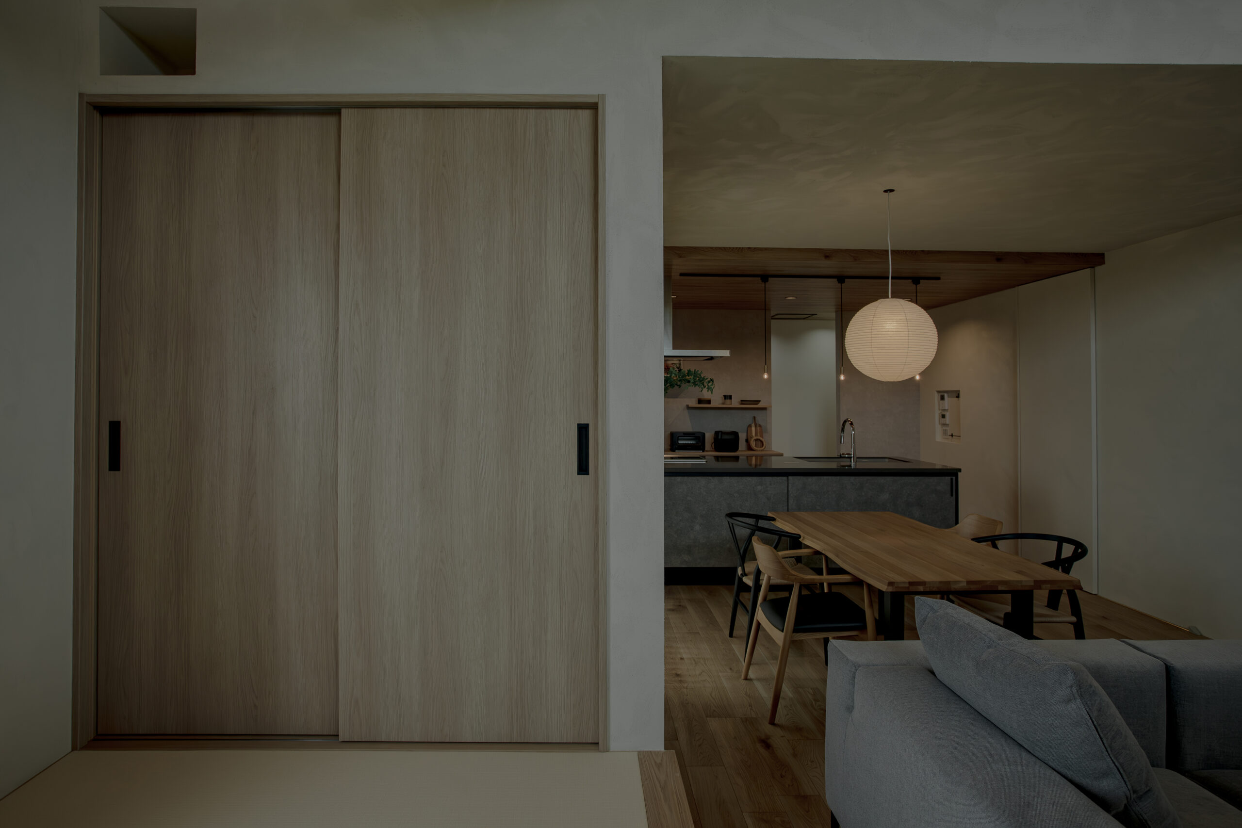 画像:光と陰影のある和モダンに住まう